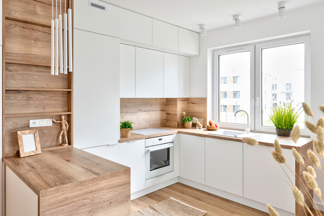 Helle Küche mit einem zweiteiligen weißen Küchenfenster hinter der Spüle