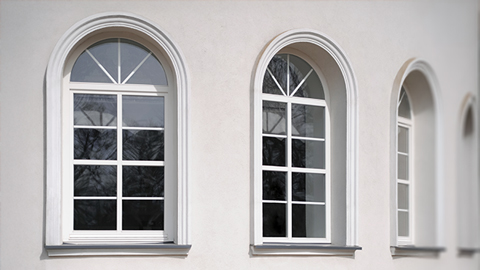 Rundbogenfenster mit Sprossen