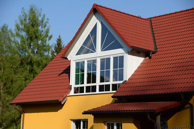 GIebelfenster mit eckigen und dreieckigen Fenstern mit Sprossen