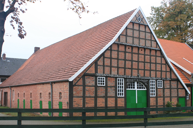 Weiße Stallfenster mit Sprossen in einem Stallgebäude