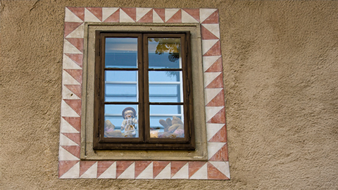 Ein vor das eigentliche Fenster vorgesetzes Vorsatzfenster heißt auch Winterfenster
