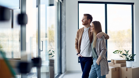 Image d'aperçu pour l'achat de fenêtres. Un jeune couple regarde par les nouvelles fenêtres de leur nouvel appartement