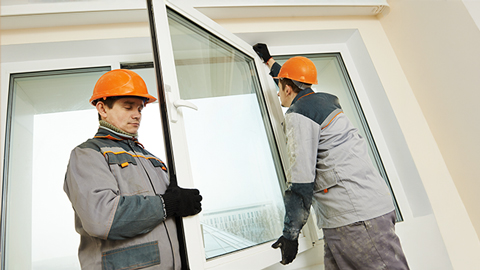 Zwei Männer bauen ein Fenster nach RAL-Vorgaben ein