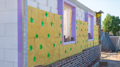Neubau mit Dämmung an Fensterleibung und Wänden