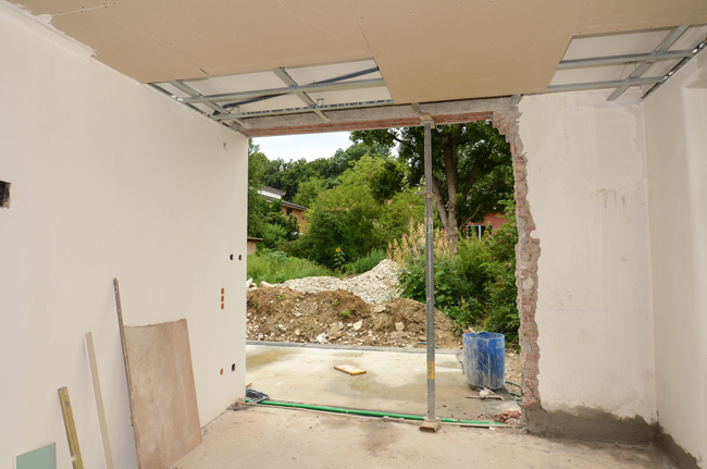 Mauerdurchbruch in Wand mit Stütze ohne Bauelement drin