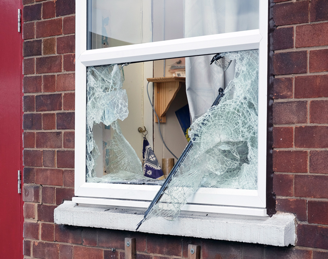 Fenster mit kaputter Glasscheibe mit Sicherheitsglas