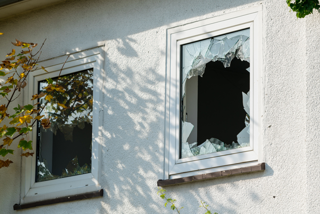 Fenster mit kaputter Glasscheibe