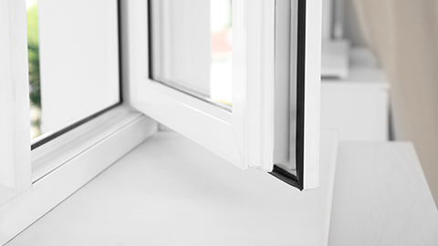Ein weißer Fensterrahmen von der Seite im geöffneten Zustand
