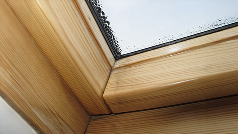 Kondenswasser am Holz Dachfenster