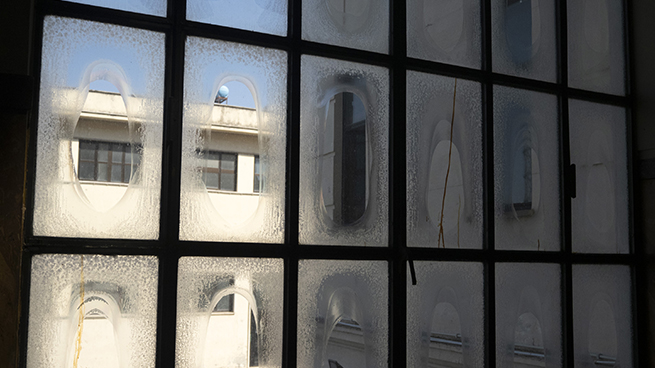 Blick durch alte beschlagene Fensterscheiben
