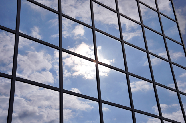 Verspiegeltes Glas für Fenster in einem modernen Bürogebäude