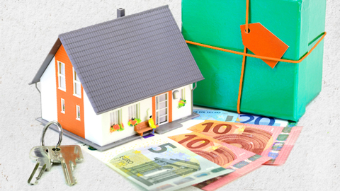 Symbolbild mit Haus und Geschenk und Geldscheinen zum Thema Fördermöglichkeiten