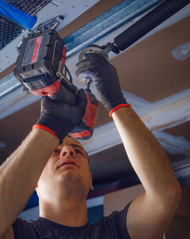 Garagentor Installation eines Handwerkers