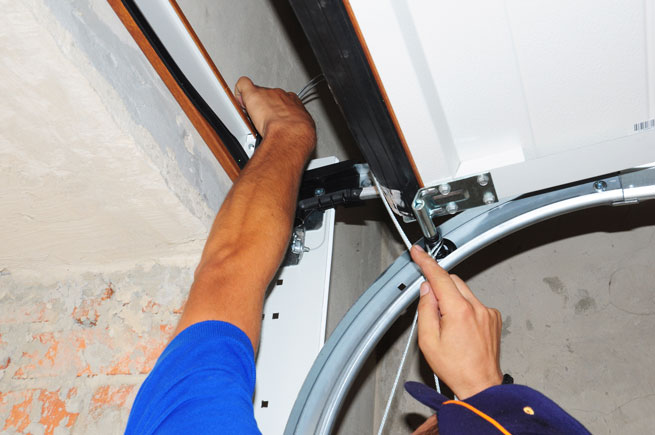 Une porte de garage est réparée