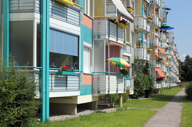 Verschiedene Markisenarten auf Balkonen in einem Mehrfamilien-Haus
