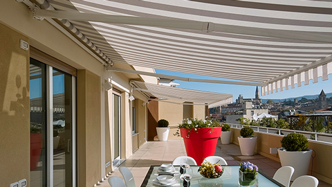 Store rayé au-dessus d'une terrasse