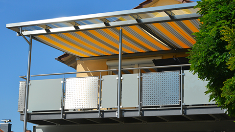 Store sous ou au-dessus du toit-terrasse