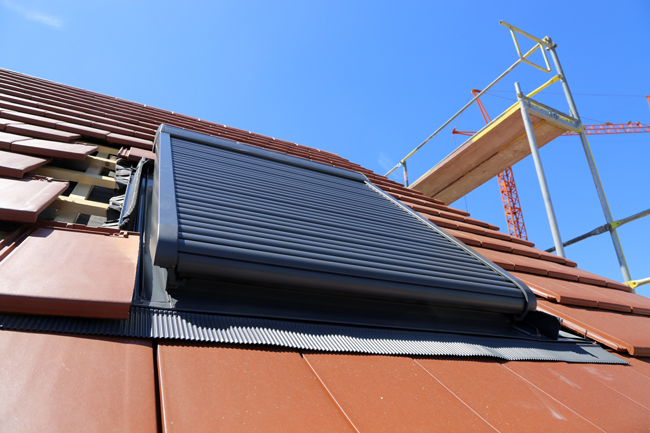 Dachfenster mit Rollladen auf einer Baustelle