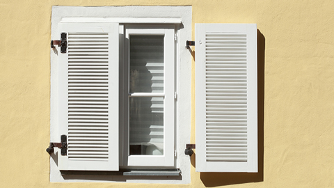 Fensterladen als Sonnenschutz