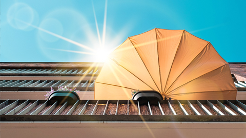 Sonnenschutz: Sonnenschirm auf Balkon