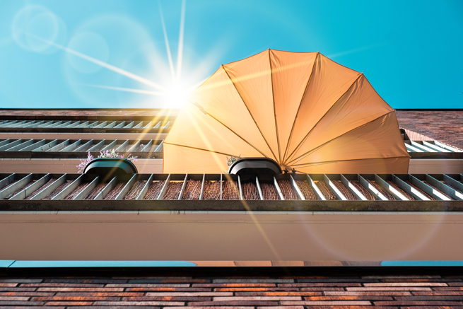 Sonnenschutz Schirm auf Balkon