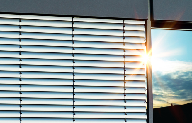 Markise und Fenster mit Sonnenstrahlen