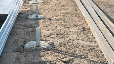 Sceller les supports et meneaux dans le béton