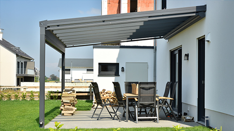 Fixer l'abri de terrasse au mur de la maison