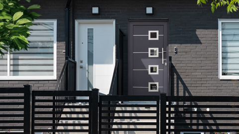 Zwei Türen in verschiedenen Designs erzeugen eine ganz unterschiedliche Optik in der Fassade