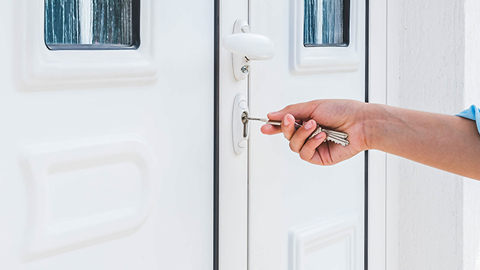 La serrure de la porte est vérifiée car elle coince