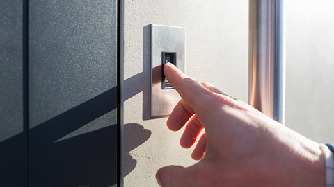 Porte d’entrée avec lecteur d’empreinte ouvre-porte