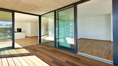 Fenstertür für Licht im Wohnraum und Zugang zur Terrasse