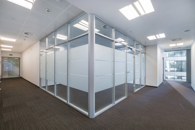 Glaswand im Büro mit satiniertem Glas