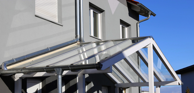 Porte d'entrée avec auvent autoportant en verre