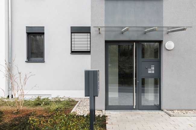 Porte d'entrée avec auvent porteur en verre