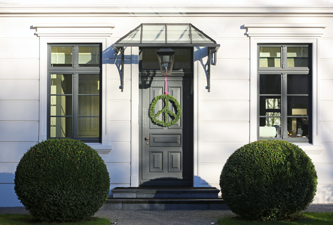 Porte d’entrée avec auvent à bras angulaire en verre