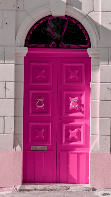 Eine knallpinke Haustür mit Oberlicht