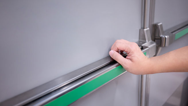 Fluchttür Griff wird geöffnet
