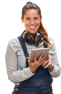Eine Handwerkerin hält ein Tablet in der Hand, um bei der Online-Bestellung zu helfen