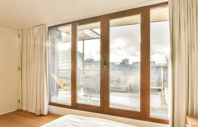 Porte-fenêtre en bois à quatre vantaux