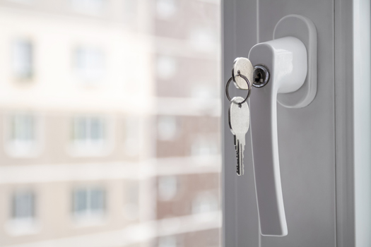 Abschließbarer weißer Fenstergriff mit Schlüssel