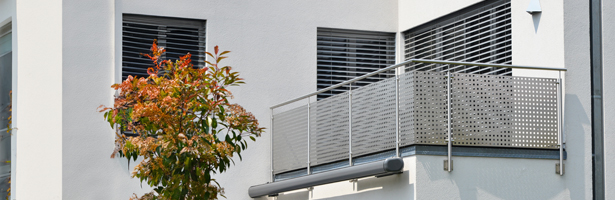 Balcon moderne avec store extérieur de couleur argentée