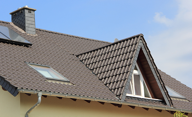 Lucarne pointue sur toit en tuiles anthracite