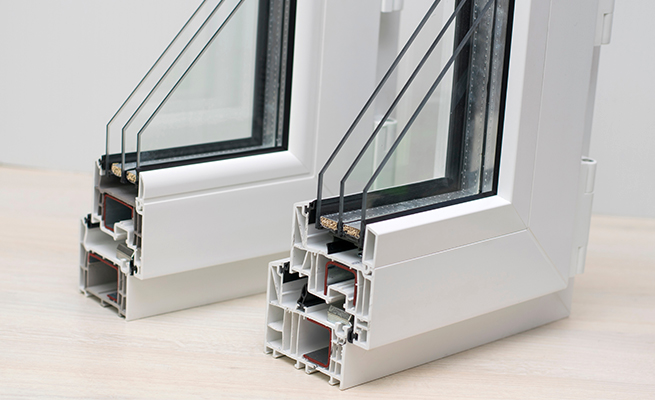 zwei Fenster Musterecken mit Dreifachverglasung