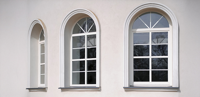 Façade moderne avec fenêtres PVC cintrées avec croisillons