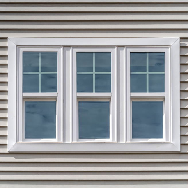 Beispiel für Fensterart Schiebefenster. Mit Sprossen in oberem Fensterteil.