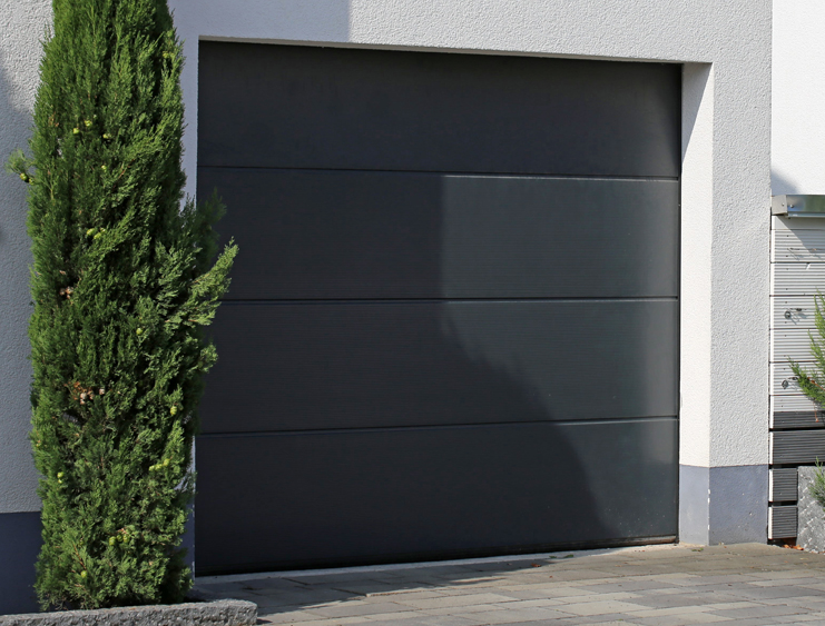 Une porte de garage noire en position fermée