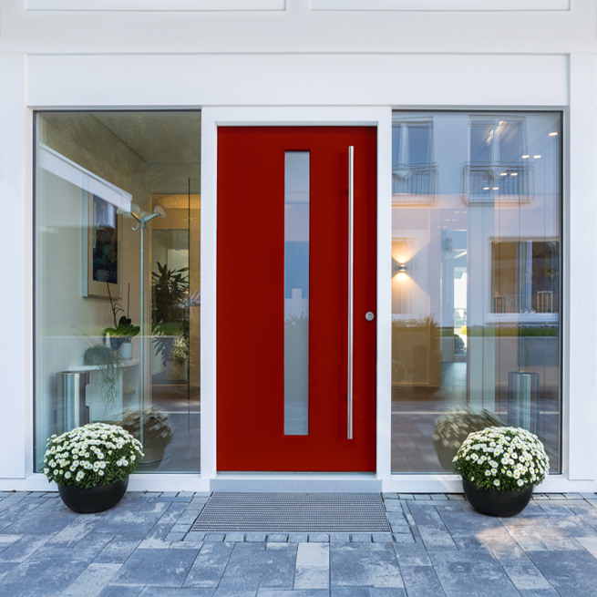 Porte d’entrée en aluminium rouge avec deux grandes parties latérales
