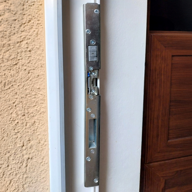 Schließblech mit vielen Funktionen an Haustüre
