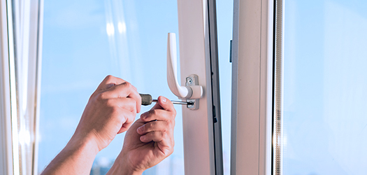 Fenstergriff oder Balkontürgriff wird repariert